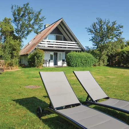 Three-bedroom In Dom wakacyjny *
